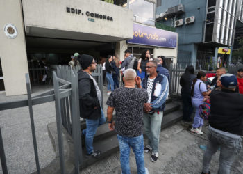 Venezolanos en Ecuador, en «incertidumbre total» y «en un limbo» ante cierre de consulados