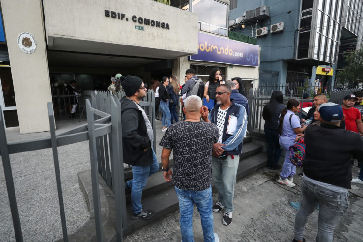Ciudadanos esperan información afuera del consulado venezolano tras el anuncio del presidente Nicolás Maduro del cierre de Embajada y consulados, en Quito (Ecuador). EFE/ José Jácome