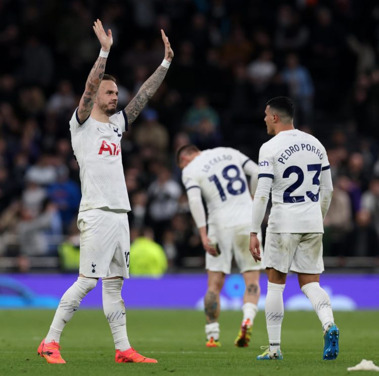 El jugador del Tottenham James Maddison (I) saluda a su afición durante el partido de la Premier League que han jugado Tottenham Hotspur y Nottingham Forest en Londres, Reino Unido. EFE/EPA/ANDY RAIN