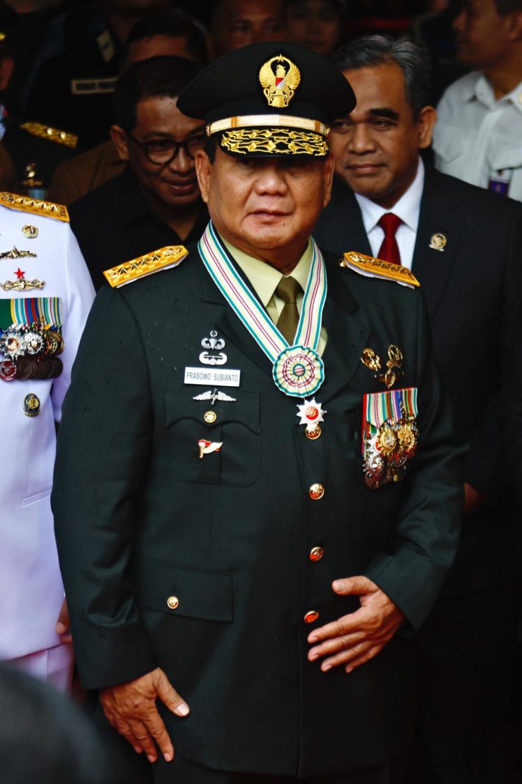 El presidente electo de Indonesia, Prabowo Subianto, y ministro de Defensa Indonesia , tras recibir el rango honorífico de cuatro estrellas en el cuartel general militar de Indonesia en Yakarta.
EFE/EPA/ADI WEDA