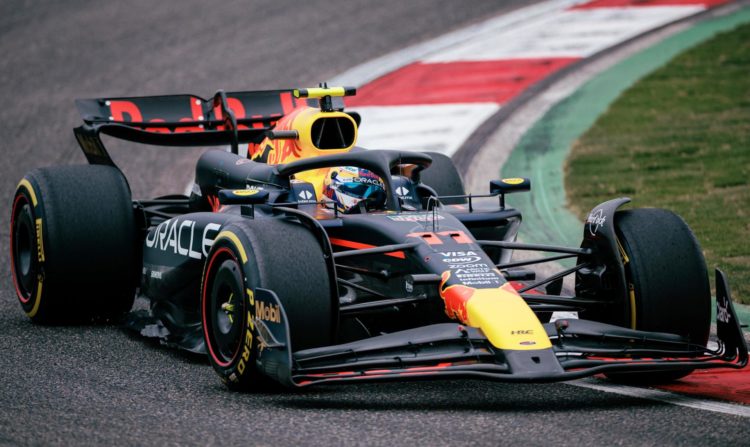 El piloto mexicano Sergio Checo Pérez (Red Bull) durante la clasificación a la carrera al esprint del Gran Premio de China. EFE/EPA/ALEX PLAVEVSKI
