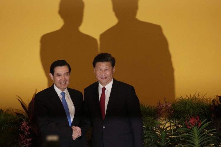Ma Ying-Jeou (izquierda) y Xi Jinping en su reunión de 2015. EFE/EPA/FAZRY ISMAIL