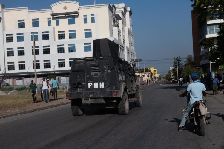 Un carro blindado de la policía patrulla en Champs Mars, la principal plaza pública de la ciudad, este martes en Puerto Príncipe (Haití). EFE/ Johnson Sabin
