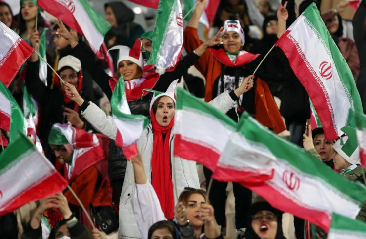 La liga de fútbol iraní prohibió la presencia de las mujeres en el estadio Yadegar Imam de la ciudad de Tabri EFE/EPA/ABEDIN TAHERKENAREH/Archivo