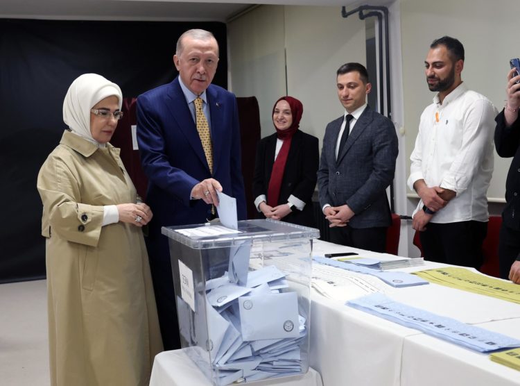 Fotografía proporcionada por la Oficina de Prensa del Presidente turco, Recep Tayyip Erdogan (c), junto a su esposa, Emine Erdogan (i), votando este domingo en una mesa electoral durante las elecciones locales en Estambul. EFE/OFICINA DE PRENSA DEL PRESIDENTE TURCO -SÓLO PARA USO EDITORIAL/NO VENTAS