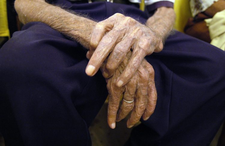 Detalle de las manos de un anciano, en una fotografía de archivo. EFE/Alejandro Ernesto