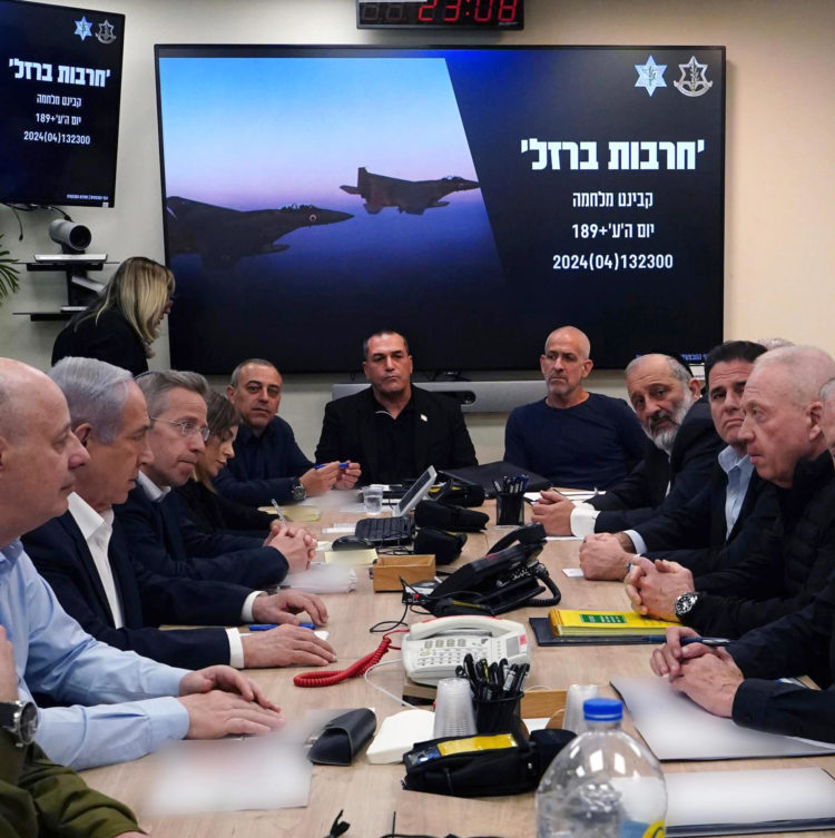 El primer ministro de Israel, Benjamin Netanyahu, este sábado convocó al Gabinete de Guerra con carácter de urgencia en la madrugada de este domingo en respuesta al ataque con drones y misiles iniciados por Irán contra su territorio. EFE / Ministerio de Defensa Israelí.
