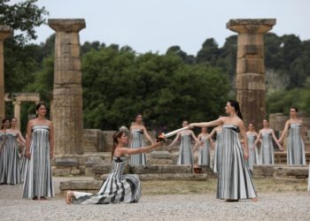 La llama olímpica va rumbo a París 2024 tras ser encendida en Grecia