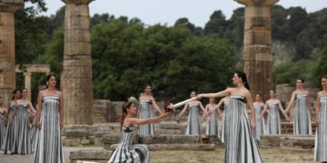 La llama olímpica va rumbo a París 2024 tras ser encendida en Grecia