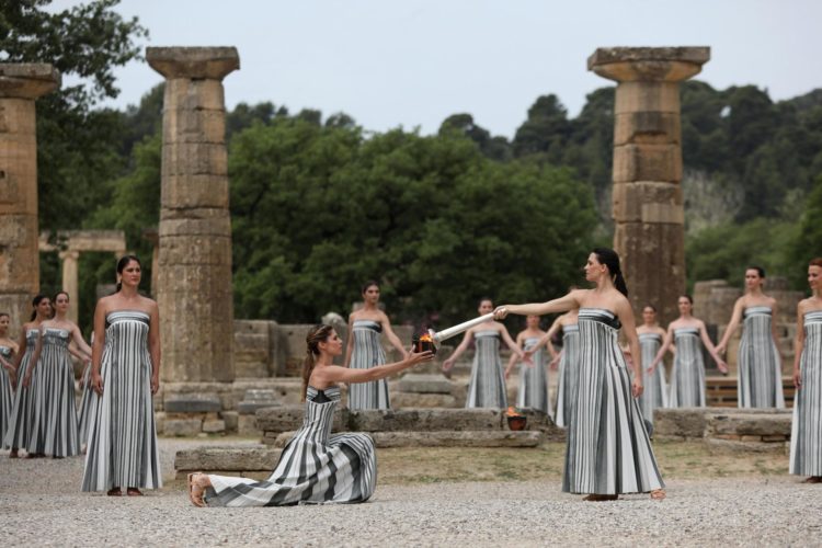 Encendido de la antorcha olímpica este lunes en las ruinas de la antigua Olimpia. EFE/EPA/GEORGE VITSARAS