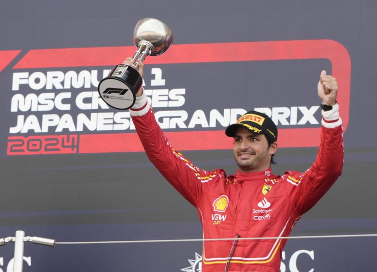 El español Carlos Sainz celebra el podio conseguido en Suzuka, tras finalizar tercero el Gran Premio de Japón. EFE/EPA/FRANCK ROBICHON