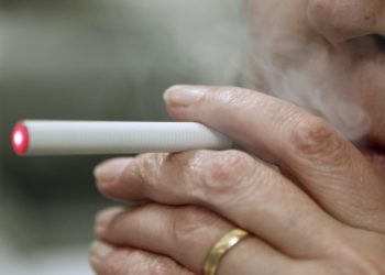 Fumar cigarrillos electrónicos eleva el riesgo de insuficiencia cardíaca, según un estudio