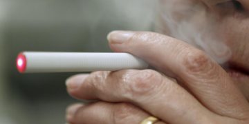 Fumar cigarrillos electrónicos eleva el riesgo de insuficiencia cardíaca, según un estudio
