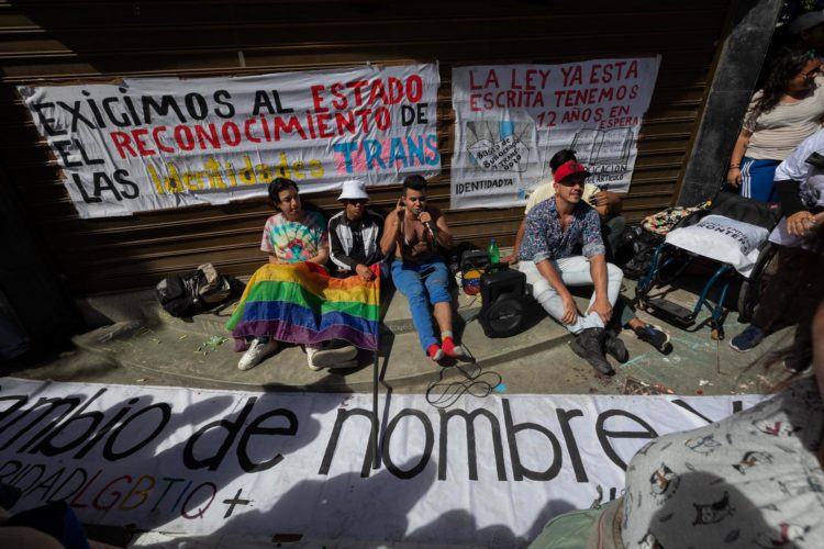 Imagen de archivo de activistas de la comunidad LGBTQ en una protesta en Caracas (Venezuela). EFE/ Rayner Peña R.