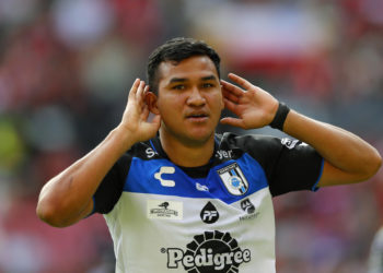El venezolano Samuel Sosa anota un gol en triunfo del Querétaro sobre el León