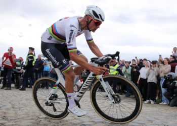 Van der Poel agranda su leyenda con un doblete en el ‘Infierno del Norte’