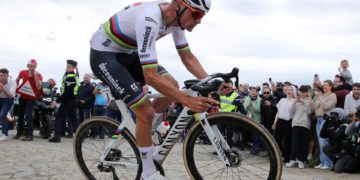 Van der Poel agranda su leyenda con un doblete en el ‘Infierno del Norte’