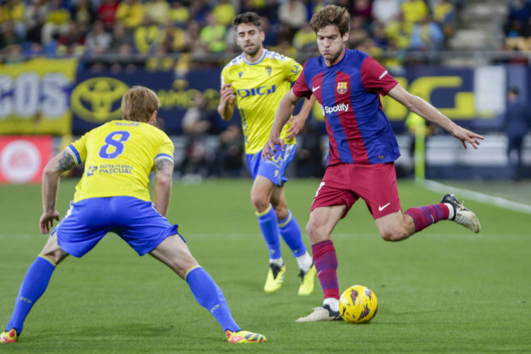 El defensa del FC Barcelona Marcos Alonso (d) lucha por el balón con el centrocampista del Cádiz CF Álex (i), durante el partido de Liga que enfrenta al Cádiz CF y al Barcelona CF en el estadio Nuevo Mirandilla, este sábado. EFE/Román Ríos.