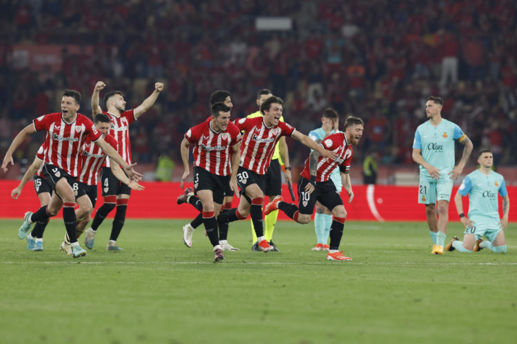 1-1 (4-2). Los penaltis dan al Athletic su Copa más deseada