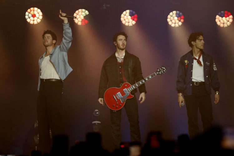 Los cantantes Nick (i), Joe (c) y Kevin Jonas (d), integrantes de la banda Jonas Brothers, se presentan este viernes en el Movistar Arena en Bogotá (Colombia). EFE/ Carlos Ortega