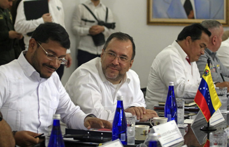 El ministro venezolano de Exteriores, Yván Gil Pinto, habla durante una reunión con su par colombiano, Luis Gilberto Murillo (fuera de cuadro), este lunes en Cúcuta (Colombia).EFE/ Mario Caicedo