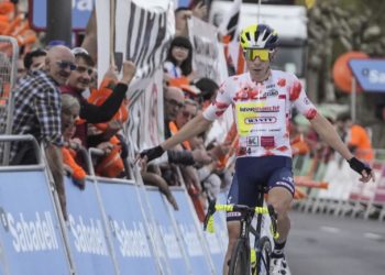 La etapa del desatre fulmina a los favoritos de la Itzulia