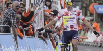 La etapa del desatre fulmina a los favoritos de la Itzulia