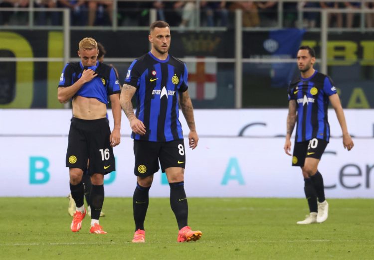 Los jugadores del Inter Milan Marko Arnautovic (C) reaccionan a unj gol del Cagliari en eGiuseppe Meazza, Milán, Italia. EFE/EPA/MATTEO BAZZI