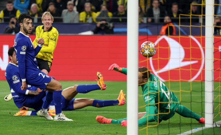 El jugador del Dortmund Julian Brandt marca el 1-0 durante el partido de vuelta de cuartos de final en Dortmund. EFE/EPA/CHRISTOPHER NEUNDORF