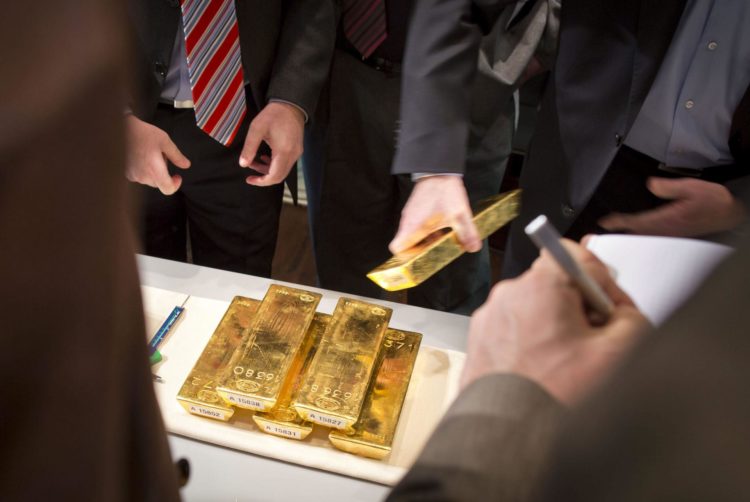 Imagen de archivo que muestra a varios empleados del Bundesbank comprobando unos lingotes de oro en Fráncfort, Alemania. EFE/Frank Rumpenhorst