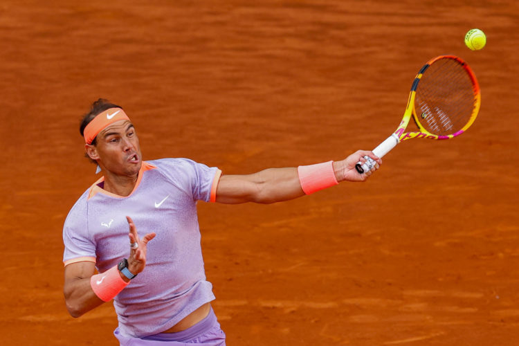 El tenista español Rafael Nadal devuelve la bola al estadounidense Darwin Blanch en el partido de este jueves del Mutua Madrid Open disputado en la Caja Mágica. EFE/Chema Moya