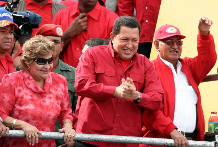 El fallecido presidente venezolano, Hugo Chávez (c), en una fotografía de archivo. EFE/Nicolás Pineda