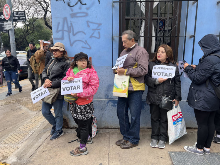 Venezolanos residentes en Argentina aguardan este martes para inscribirse en el Registro Electoral de la embajada de Venezuela, en Buenos Aires (Argentina). EFE/ Juan Verano