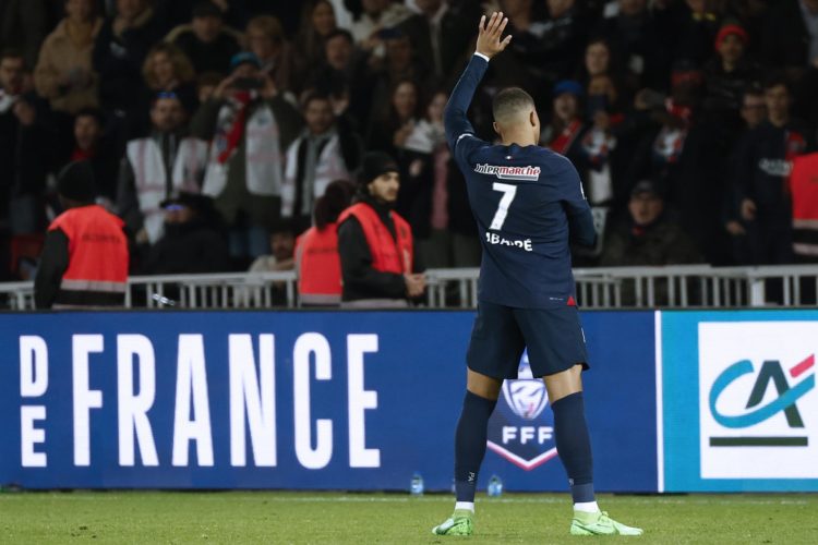 El jugador del PSG Kylian Mbappe (d) celebra el 1-0 durante el partido de la Copa Fancia jugado en París. EFE/EPA/Mohammed Badra