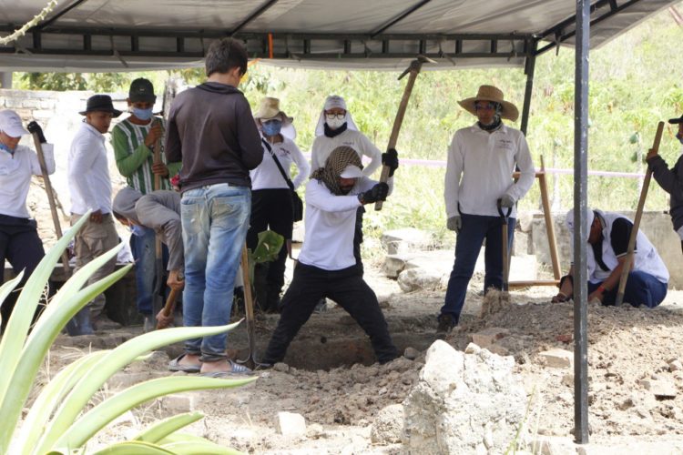 La Unidad de Búsqueda de personas dadas por desaparecidas en Colombia, realiza excavaciones para determinar fosas comunes y realizas exámenes forenses. Fotos: Carlos Eduardo Ramírez