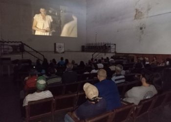 Al filo del asiento: Éxito en el segundo cine foro de «Llégate» en Boconó