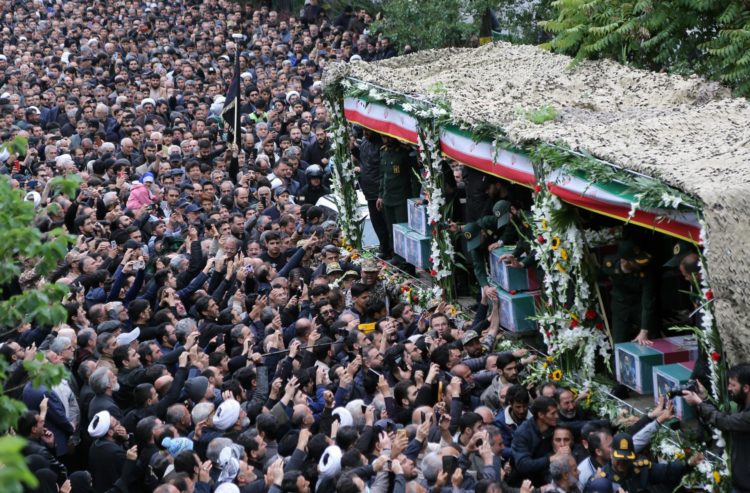 Iraníes participan en las ceremonias fúnebres por el presidente Ebrahim Raisí y el ministro de Exteriores Hosein Amir Abdolahian fallecidos el domingo en un accidente de helicóptero junto con otras siete personas.EFE/EPA/STRINGER