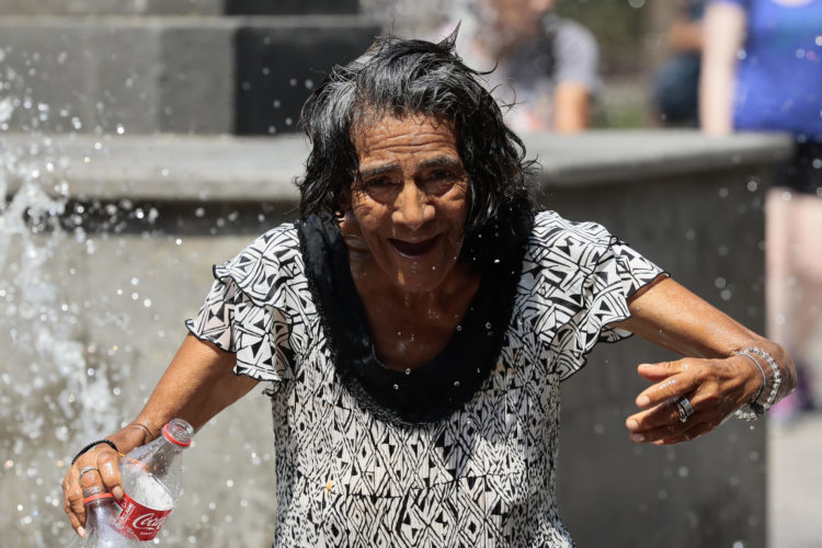 Una mujer se refresca debido a las altas temperaturas registradas, el 24 de mayo de 2024, en la Ciudad de México (México).  EFE/ José Méndez