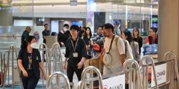 «El avión tembló y, un segundo después, cayó»: pasajero del vuelo de Singapore Airlines