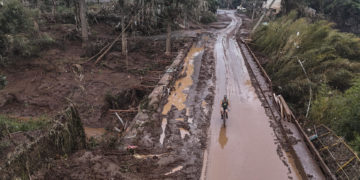 Suben a 108 los muertos y a 136 los desaparecidos por las inundaciones en el sur de Brasil