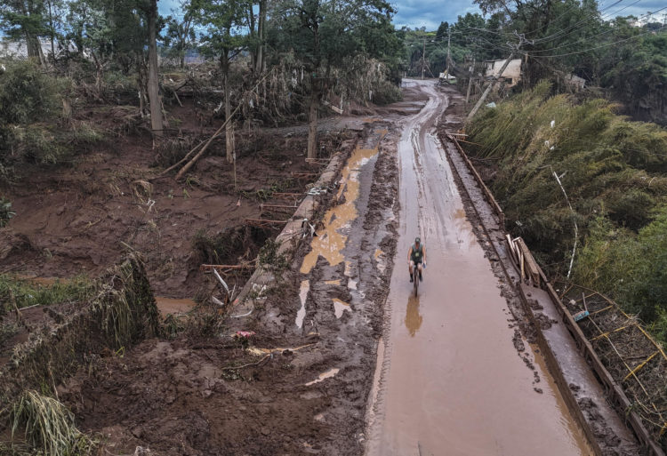 Fotografía tomada con un dron que muestra un ciclista pasando por el puente tras inundación causada por el desbordamiento del río Taquari, en la ciudad de Lajeado en el estado de Rio Grande do Sul en el sur de Brasil. EFE/Sebastião Moreira