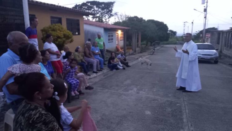 El sacerdote Edgar Rafael Torres ha venido oficiando la novena de San Isidro en plena.