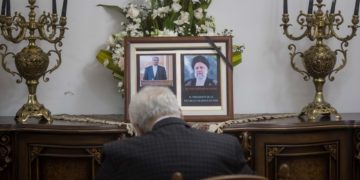 Funcionarios y embajadores rindieron homenaje a Raisi en la Embajada de Irán en Venezuela