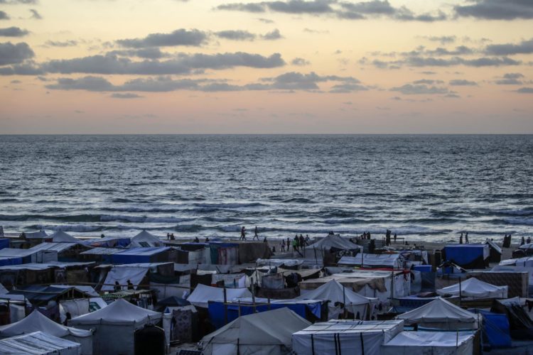 Refugios improvisados en un nuevo campamento para desplazados internos palestinos, después de que el ejército israelí les pidiera que evacuaran la ciudad de Rafah, al oeste de Khan Yunis, sur de la Franja de Gaza, 15 de mayo de 2024 EFE/MOHAMMED SABER