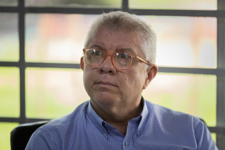 El decano de la Facultad de Ciencias Jurídicas y Políticas de la Universidad Central de Venezuela (UCV), Juan Carlos Apitz, habla durante una entrevista con EFE, el 02 de mayo de 2024, en Caracas (Venezuela). EFE/ Rayner Peña R.