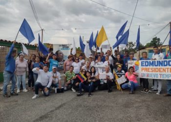La Unidad Democrática va casa a casa enseñando a votar por Edmundo González