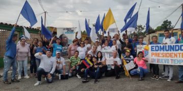 La Unidad Democrática va casa a casa enseñando a votar por Edmundo González