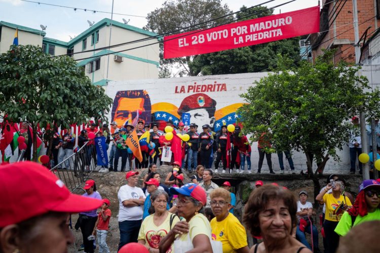 Personas participan en una marcha chavista en apoyo al presidente de Venezuela Nicolás Maduro, el 27 de mayo de 2024, en Caracas (Venezuela). EFE/ Rayner Peña R