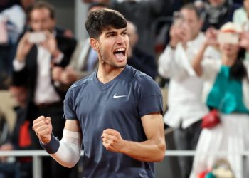 Alcaraz sufre para lograr su vigésima victoria del año camino a la tercera ronda en París
