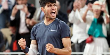 Alcaraz sufre para lograr su vigésima victoria del año camino a la tercera ronda en París